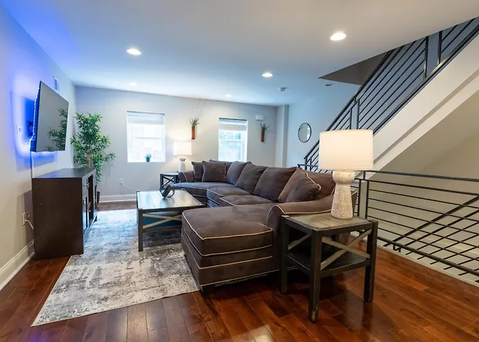 Stylish 3Br W Pool Table & Garage