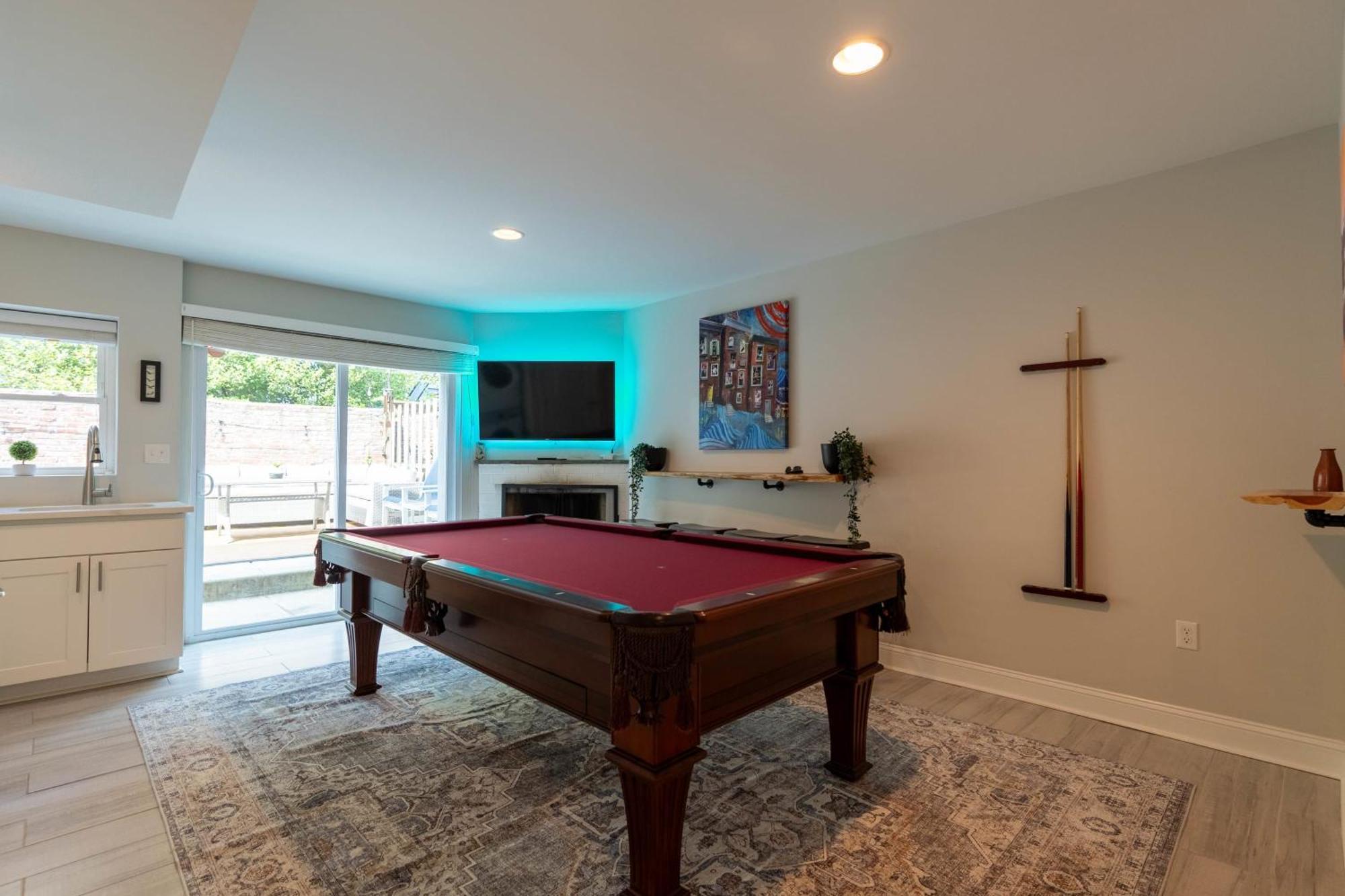 Stylish 3br W Pool Table & Garage