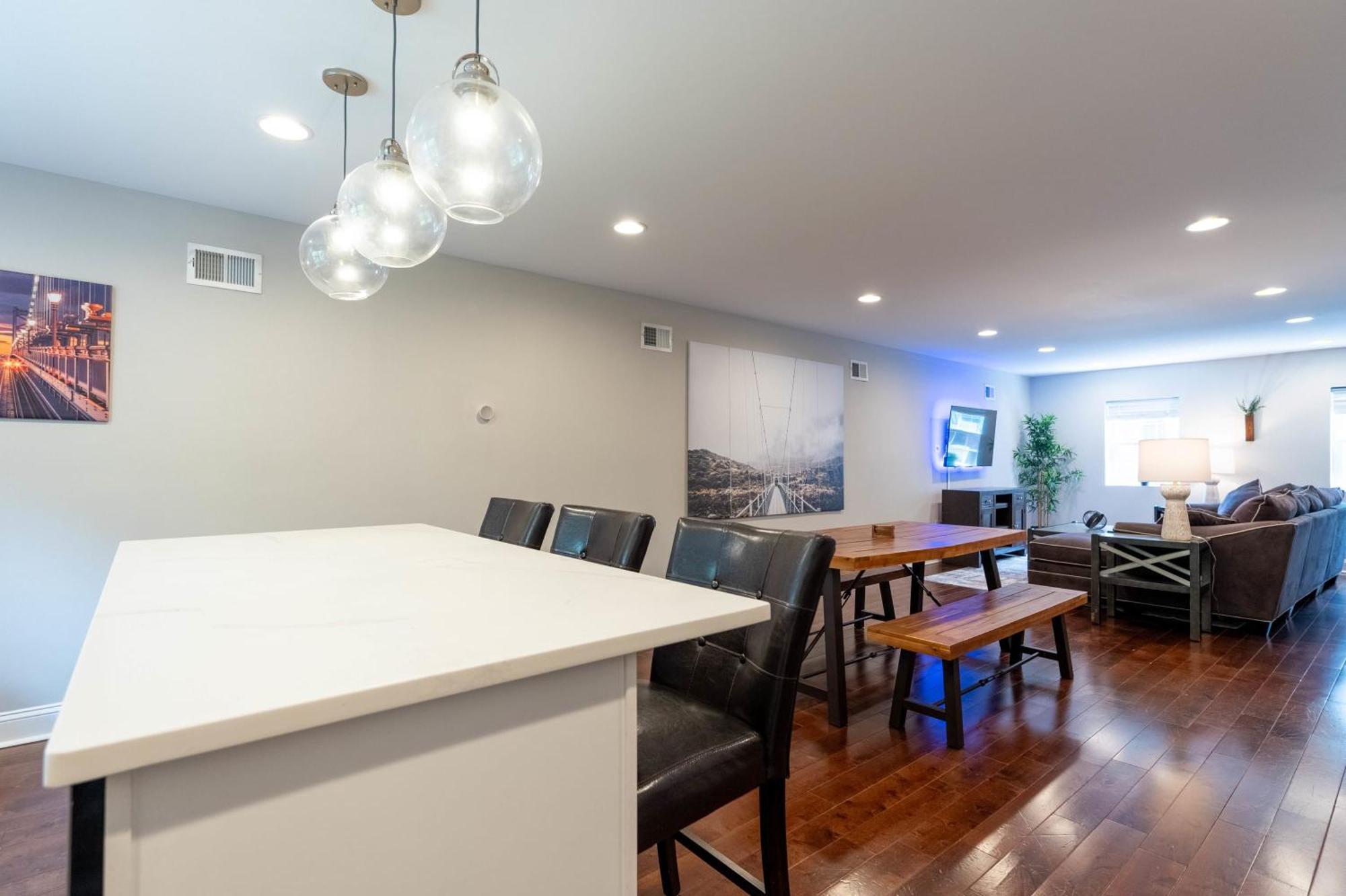 Holiday home Stylish 3br W Pool Table & Garage *
