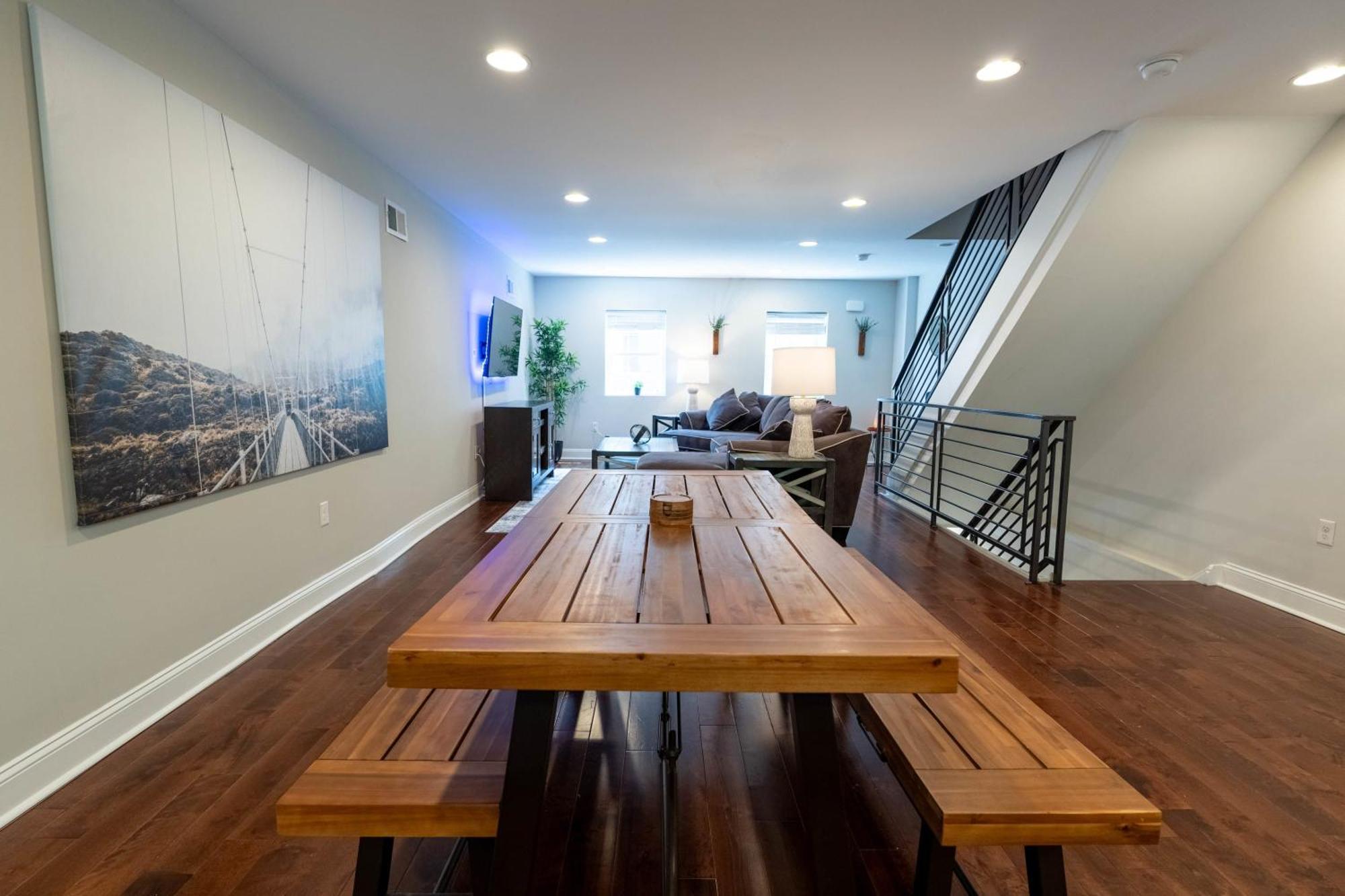 Stylish 3br W Pool Table & Garage *