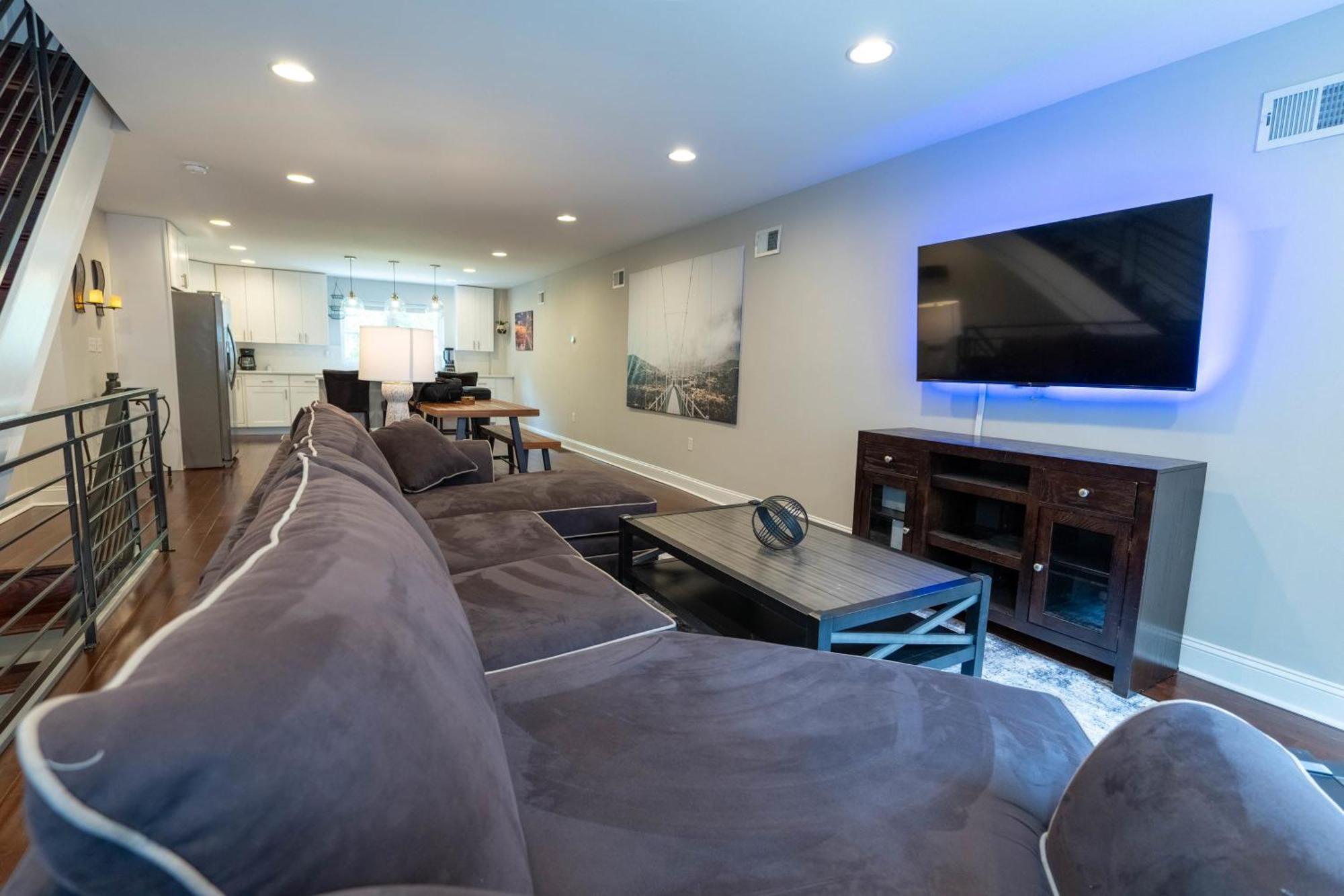 Stylish 3br W Pool Table & Garage